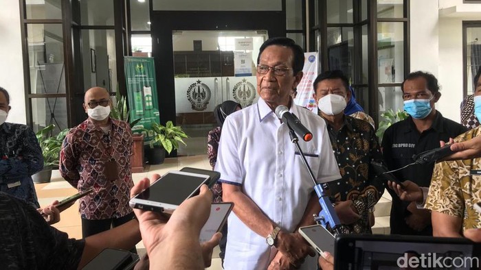 Gubernur DIY Sri Sultan Hamengku Buwono X saat memberikan keterangan soal bantuan kepada mahasiswa di Jogja asal Cianjur yang keluarganya korban gempa, Jumat (2/12/2022).