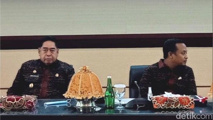 Gubernur Sulsel Andi Sudirman (kanan) bersama Sekda Sulsel Abdul Hayat Gani.