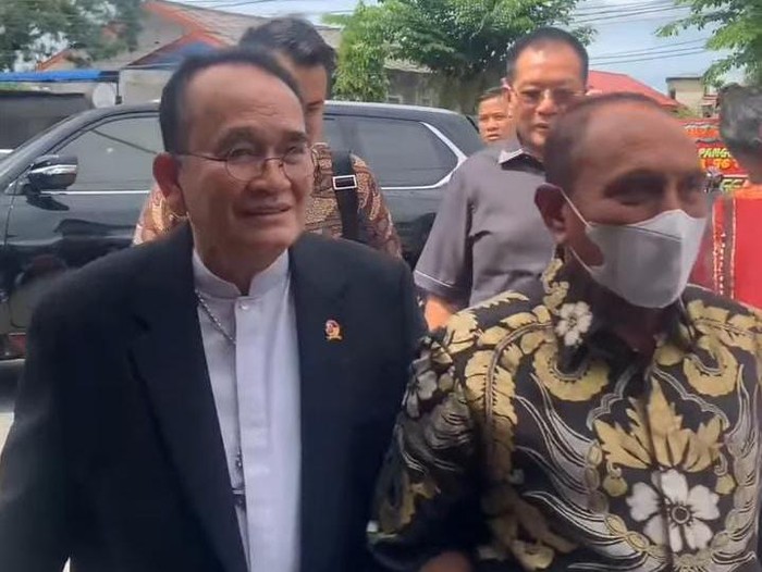 Gubsu Edy Rahmayadi mendatangi rumah keluarga Ruhut Sitompul di Medan
