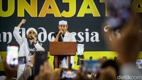 Bahar bin Smith juga berdiri di mimbar untuk memimpin sholawat.