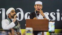 Ia tidak menyampaikan tausyiah maupun orasi.
