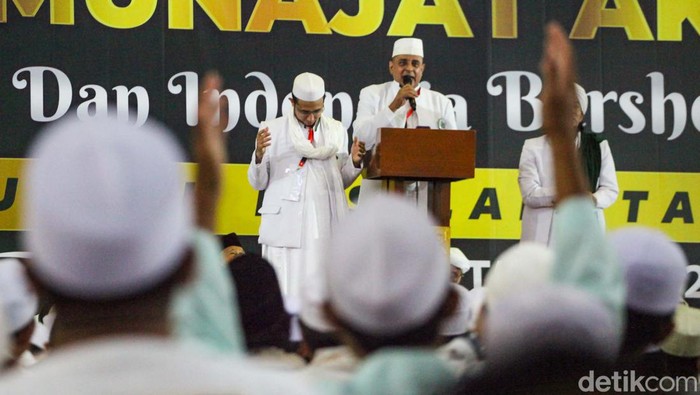 Habib Bahar bin Smith Juga Hadiri Reuni 212 di Masjid At-tin Reuni 212 juga dihadiri Habib Bahar bin Smith. Ia memimpin jemaah Masjid At-tin bersholawat.