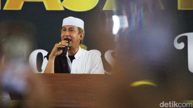 Reuni 212 juga dihadiri Habib Bahar bin Smith. Ia memimpin jemaah Masjid At-tin bersholawat.