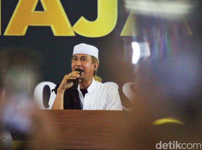 Reuni 212 juga dihadiri Habib Bahar bin Smith. Ia memimpin jemaah Masjid At-tin bersholawat.