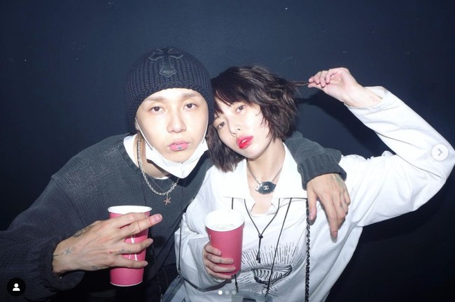 “Oh tidak,” “Kurasa cincin itu bukan cincin pertunangan,” “Apa yang terjadi?” “Mereka sangat mesra belum lama ini,” “Mereka adalah pasangan artis favoritku,” tulis sejumlah netizen Korea di forum online. Foto: dok. Instagram @hyojong_1994