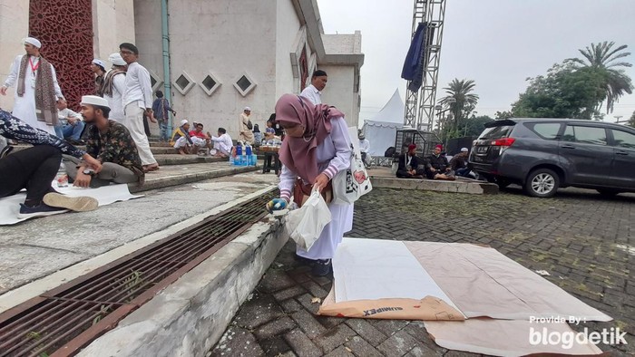 Ibu-ibu dari Tangerang bersihkan area Reuni 212 di Masjid At-Tin dari sampah.