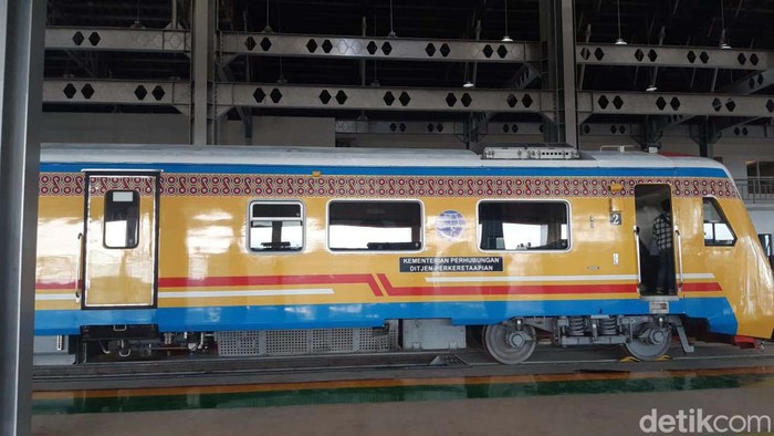 Kereta pertama di Sulawesi resmi beroperasi. Kereta ini melintasi 9 stasiun dan panjang lintasan 80 km.