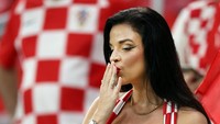 Eks Miss Kroasia Lagi-lagi Tampil Seksi Nonton Langsung Piala Dunia
