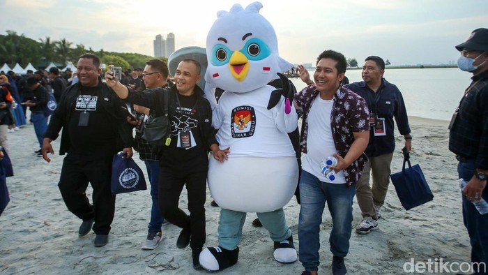 Jalak Bali 'Sura' dan 'Sulu' Jadi Maskot Pemilu 2024 Maskot Pemilu 2024 telah diluncurkan di Ancol, Jakarta, Jumat (2/12/2022). Maskot tersebut berupa sepasang burung Jalak Bali bernama Sura dan Sulu.