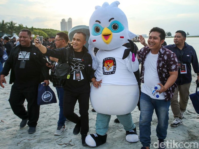 Maskot Pemilu 2024 telah diluncurkan di Ancol, Jakarta, Jumat (2/12/2022). Maskot tersebut berupa sepasang burung Jalak Bali bernama Sura dan Sulu.