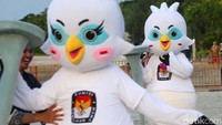 Ini maskot untuk Pemilu 2024. Maskot itu berupa dua burung Jalak Bali bernama Sura dan Sulu. Foto: Rifkianto Nugroho