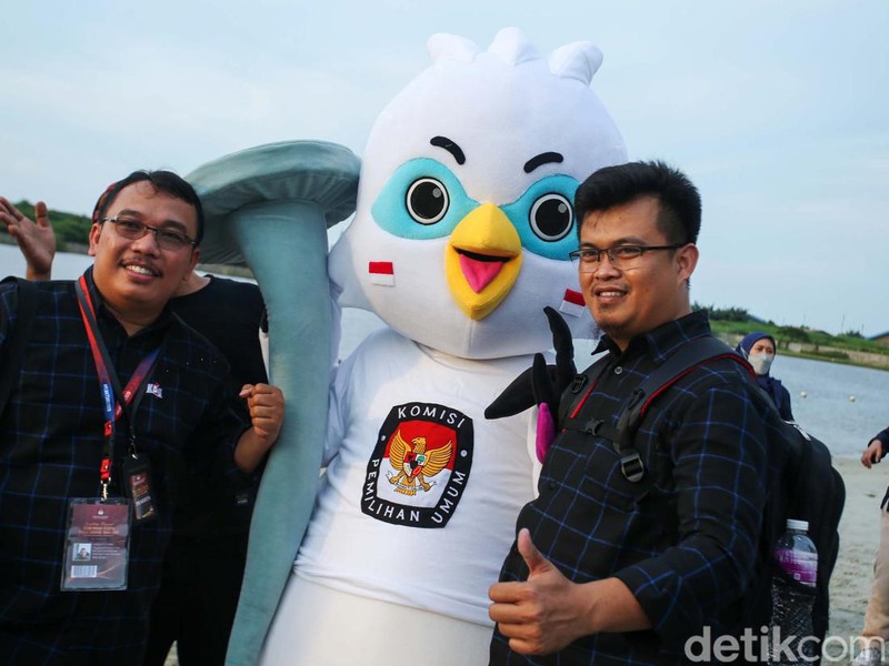 Maskot Pemilu 2024 telah diluncurkan di Ancol, Jakarta, Jumat (2/12/2022). Maskot tersebut berupa sepasang burung Jalak Bali bernama Sura dan Sulu.