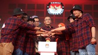 Peluncuran maskot dilakukan langsung oleh Ketua Komisi Pemilihan Umum (KPU) Hasyim Asyari