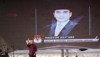 Ketua Komisi Pemilihan Umum (KPU) Hasyim Asyari mengatakan, maskot tersebut merupakan sepasang buruk Jalak Bali, Sura untuk pejantan dan Sulu betina. Maskot tersebut memiliki simbol surat suara dan alat coblos.