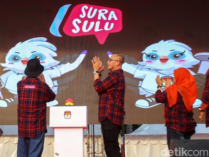 Maskot Pemilu 2024 telah diluncurkan di Ancol, Jakarta, Jumat (2/12/2022). Maskot tersebut berupa sepasang burung Jalak Bali bernama Sura dan Sulu.