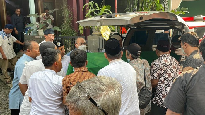 Jenazah mantan Menteri ATR  Ferry Mursyidan Baldan tiba di rumah duka.