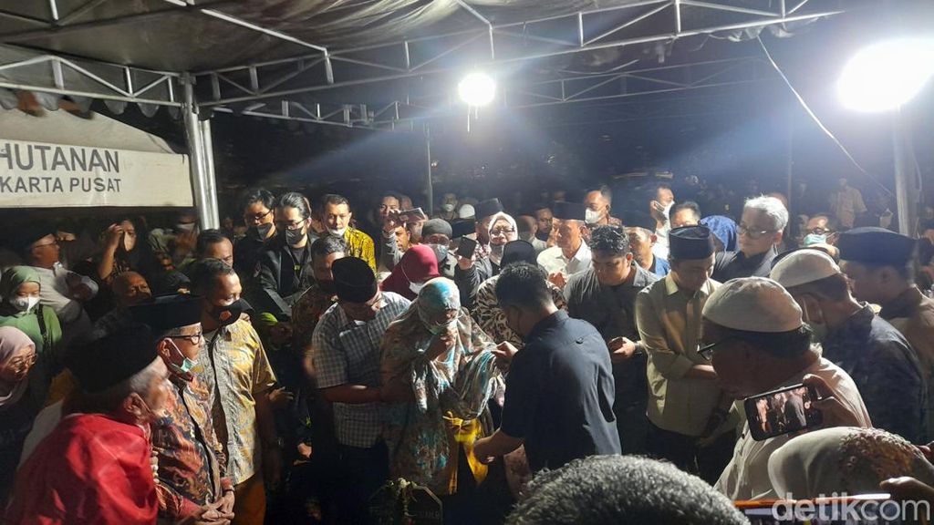 Lantunan Tahlil Iringi Pemakaman Ferry Mursyidan Baldan di TPU Karet