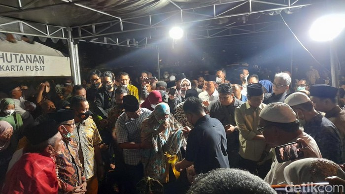 Jenazah mantan Menteri ATR/BPN, Ferry Mursyidan Baldan dimakamkan di TPU Karet Bivak. Lantunan tahlil mengiringi pemakaman jenazah Ferry. (Ilham Oktafian/detikcom)