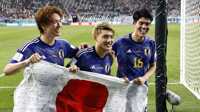 DOHA, QATAR - DECEMBER 01: Ritsu Doan, Hidemasa Morita and Ao Tanaka of Japan celebrate their 2-1 victory and qualification for the knockout stage after during the FIFA World Cup Qatar 2022 Group E match between Japan and Spain at Khalifa International Stadium on December 01, 2022 in Doha, Qatar. (Photo by Clive Mason/Getty Images)