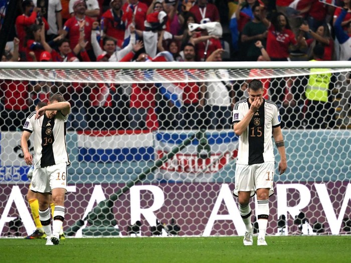 Jerman tersingkir dari Piala Dunia 2022. Sempat melakukan aksi tutup mulut sebagai simbol protes pelarangan simbol LGBT, pemain Jerman kini tutup mata usai gagal lolos.