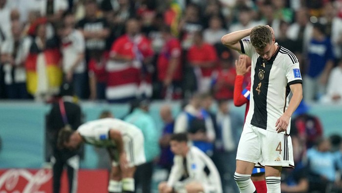 Jerman tersingkir dari Piala Dunia 2022. Sempat melakukan aksi tutup mulut sebagai simbol protes pelarangan simbol LGBT, pemain Jerman kini tutup mata usai gagal lolos.