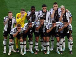 Jerman sempat membuat heboh saat melakukan aksi tutup mulut sebelum laga melawan Jepang pada 23 November lalu. Aksi itu dilakukan sebagai protes pelarangan simbol LGBT di Piala Dunia Qatar.