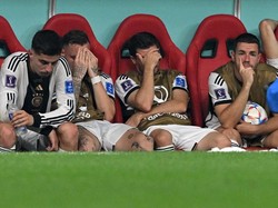 Para pemain Jerman menutup mata saat menyaksikan laga dari bangku cadangan.