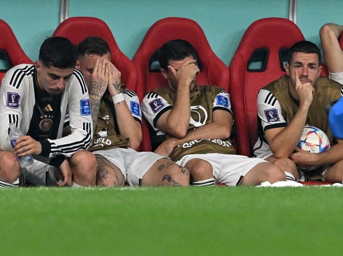 Jerman tersingkir dari Piala Dunia 2022. Sempat melakukan aksi tutup mulut sebagai simbol protes pelarangan simbol LGBT, pemain Jerman kini tutup mata usai gagal lolos.
