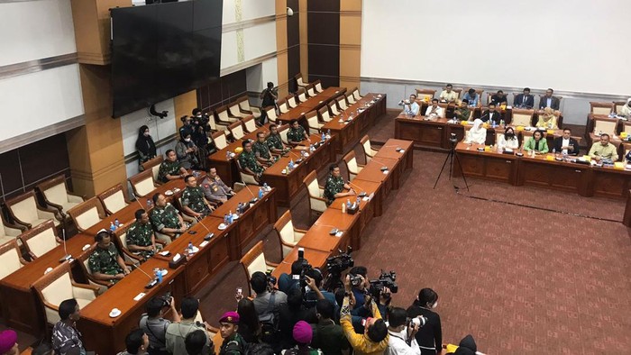 Kapolri Masuk ke Komisi I DPR Ikut Dengarkan Hasil Uji Calon Panglima TNI (Dwi-detikcom)