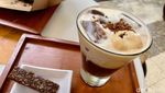 Slurrp! Nikmatnya Madeleine Koffie dan Roti Kaya di Kafe 150 Tahun