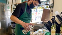 Madeleine kopi itu terbuat dari cold brew, yaitu kopi hitam yang didiamkan selama 24 jam. Jadi (biji kopi) digrind sesuai ukuran cold brew kemudian didiamkan selama 24 jam dan disaring. Kemudian atasnya kita kasih madeleine cake tadi, kata barista Kawisari Koffie kepada detikcom. Foto: detikcom