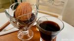 Slurrp! Nikmatnya Madeleine Koffie dan Roti Kaya di Kafe 150 Tahun