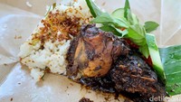Selain minumannya, ada juga makanan yang enak. Jika ingin makan makanan berat kamu bisa memesan nasi daun jeruk dengan ayam bumbu hitam yang nikmat. Foto: detikcom