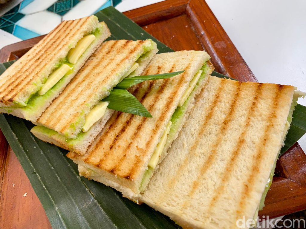 Kawisari Koffie: Nikmatnya Madeleine Koffie dan Tempe Fries di Kafe Berusia 150 Tahun