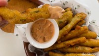 Perpaduan tempe yang digoreng dengan tepung disajikan dengan saus cocolan. Thousand island menjadi saus pendamping untuk menikmatinya. Foto: detikcom
