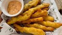 Jika hanya ingin ngemil santai, di sini ada tempe fries yang unik. Terinspirasi dari kentang goreng, tempe fries ini diadaptasi untuk menonjolkan cita rasa lokal. Foto: detikcom