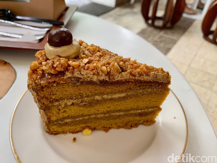 Kawisari Koffie Kawisari Koffie: Nikmatnya Madeleine Koffie dan Tempe Fries di Kafe Berusia 150 Tahun
