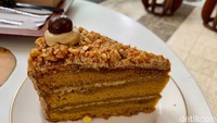 Bagi pecinta manis ada juga pilihan kue yang bisa dinikmati. Nougat cake yang lembut dan manis menjadi hidangan penutup yang sempurna. Foto: detikcom