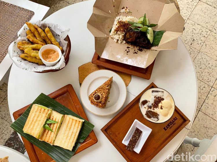 Slurrp! Nikmatnya Madeleine Koffie dan Roti Kaya di Kafe 150 Tahun