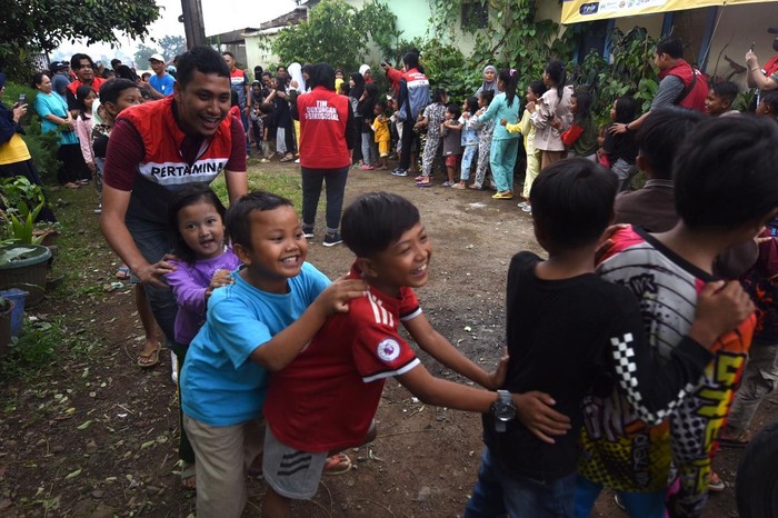 Kegiatan diadakan di posko utama Pertamina Peduli di Kampung Panembong Kaler, Desa Mekarsari, Cianjur, Jawa Barat, Kamis (1/12).