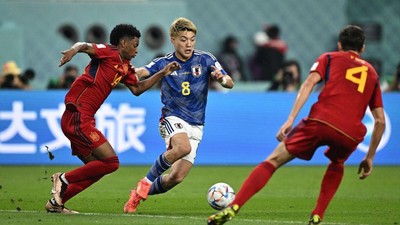 Samurai Biru Jepang Luar Biasa! Tebas 2 Juara Dunia di Grup Neraka