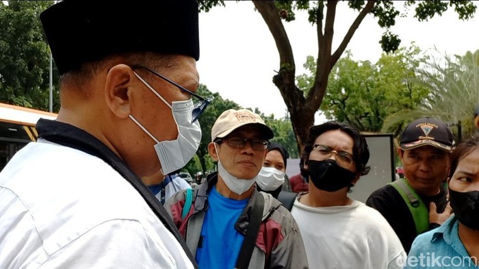 Kepala Kesbangpol Pemprov DKI Jakarta, Taufan Bakri menemui warga Kampung Bayam yang menggelar aksi di depan Balai Kota DKI.
