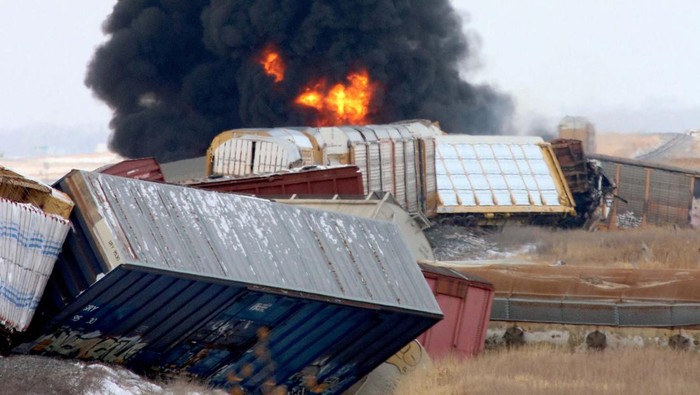 A view shows flames and smoke after a train derailment in Macoun, Saskatchewan, Canada, December 1, 2022, in this picture obtained from social media. David Grass/via REUTERS  THIS IMAGE HAS BEEN SUPPLIED BY A THIRD PARTY. MANDATORY CREDIT. NO RESALES. NO ARCHIVES.