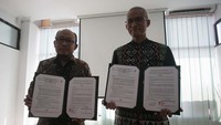Direktur Utama PT VKTR Teknologi Mobilitas (VKTR) Gilarsi W. Setijono (kanan) dan Ketua Pusat Unggulan Iptek – Perguruan Tinggi Teknologi Penyimpanan Energi Listrik (PUI-PT TPEL) Universitas Sebelas Maret (UNS) Prof Agus Purwanto (kiri) menandatangani Perjanjian Kerja Sama (PKS) antara VKTR dengan PUI-PT TPEL UNS, di Surakarta, Jawa Tengah, Kamis (1/12/2022).