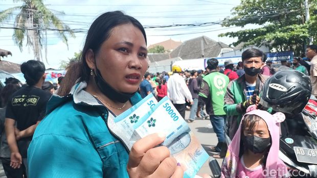 Kerumunan bagi-bagi uang dan nasi kotak di Solo, sedikitnya tiga orang pingsan. Foto diambil Jumat (2/12/2022).