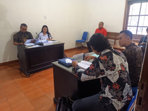 KIP Bali menggelar sidang gugatan terkait keterbukaan informasi antara Walhi vs PT DEB seputar rencana pembangunan terminal LNG di Gedung KIP Bali, Jumat (2/12/2022) pagi.