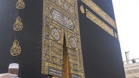 Kiswah Kabah diganti setahun sekali, tepatnya pada tanggal 9 Dzulhijjah. Namun kebijakan baru terkait penggantian kiswah Kabah ini ditetapkan mulai 1 Muharram 1444 H. Kiswah Kabah diproduksi dengan biaya yang tidak sedikit. Sekali produksi bisa menghabiskan biaya setara Rp 99,6 miliar. Foto: Getty Images/iStockphoto