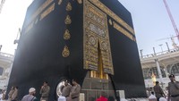 Kiswah Kabah terbuat dari kain sutra yang lembut. Kain ini setidaknya memiliki berat sekitar 670 kilogram. Pada kain ini terdapat untaian ayat Al-Quran yang menjelaskan terkait ibadah Haji. Kain sutra untuk Kiswah Kabah didatangkan dari Italia. Foto: Getty Images/iStockphoto