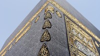 Tulisan kaligrafi pada Kiswah Kabah dibuat menggunakan benang-benang emas. Benang ini disulam oleh seniman lokal di Arab menggunakan sekitar 120 kilogram emas dan 100 kilogram benang perak. Benang emas dan benang perak untuk Kiswah Kabah berasal dari Jerman. Foto: Getty Images/iStockphoto