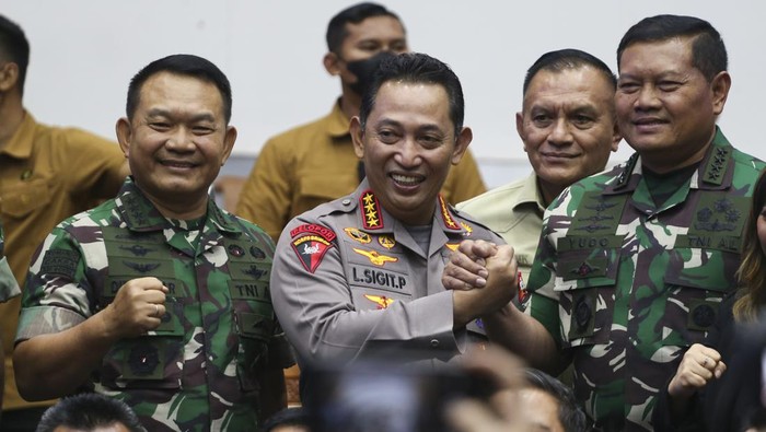 KOMISI I DPR SETUJUI LAKSAMANA TNI YUDO MARGONO PANGLIMA TNI Kepala Staf TNI Angkatan Laut (Kasal) Laksamana TNI Yudo Margono (kiri) berjabat tangan dengan Ketua Komisi I DPR Meutya Viada Hafid (kanan) usai mengikuti uji kelayakan dan kepatutan calon Panglima TNI di Komisi I DPR, Kompleks Parlemen, Senayan, Jumat (2/12/2022). Rapat internal Komisi I DPR menyetujui Laksamana TNI Yudo Margono sebagai Panglima TNI menggantikan Jenderal TNI Andika Perkasa, setelah yang bersangkutan menjalani rangkaian uji kelayakan dan kepatutan calon Panglima TNI. ANTARA FOTO/Rivan Awal Lingga/aww.